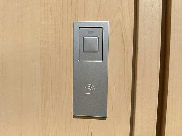 スマートキー対応の玄関設備を採用。荷物が多い日でもスムーズに施錠・解錠でき、防犯性と日々の使いやすさを兼ね備えています。