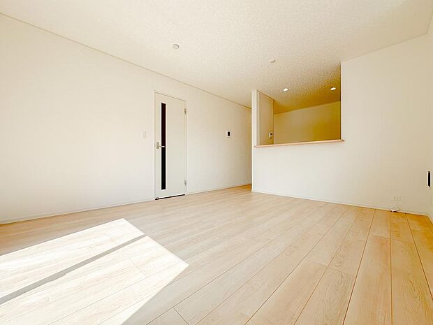 南側からたっぷりの陽光が入る明るいリビング。家具配置のしやすい間取りで、ご家族それぞれの暮らし方に柔軟に対応できます。