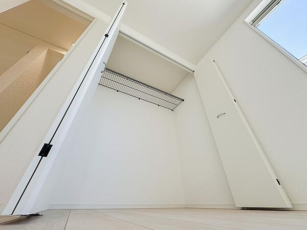 奥行きのあるクローゼットを備え、衣類や季節物もしっかり収納可能。お部屋を広く使える、使い勝手の良い収納スペースです。