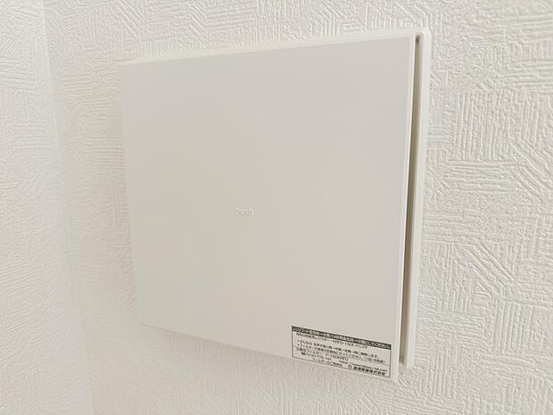 24時間換気システムを採用し、室内の空気を快適に保ちます。住まい全体の換気効率にも配慮された仕様です。