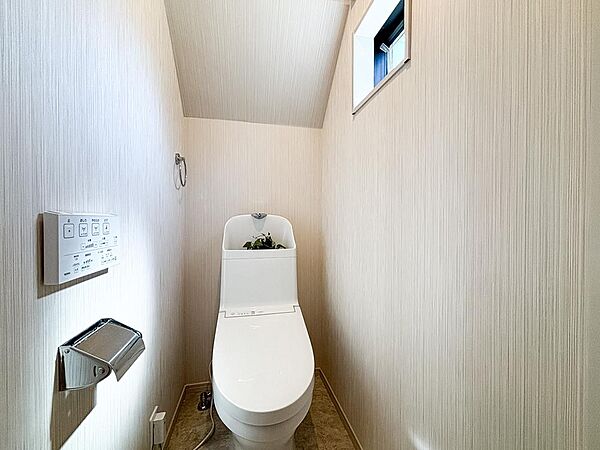 1階の階段下を有効活用したウォシュレット付きトイレは交換済。小窓から優しい光が差し込む事で清潔感のある空間を演出します。