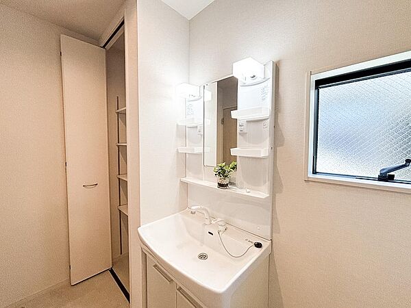 脱衣所に完備された洗面化粧台。朝の身支度や入浴前後に全身を確認することができる為、ストレスなく快適に使用できます。