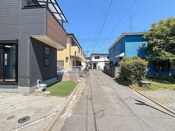幅員4ｍの南側公道道路でございます。車通りも少なく、日当たりも良好。お外で安心してお子様を遊ばせて上げることができます。