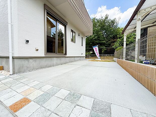 玄関への動線がスムーズなカースペース。雨の日や沢山買い物をした際も、荷物運びが楽々です。