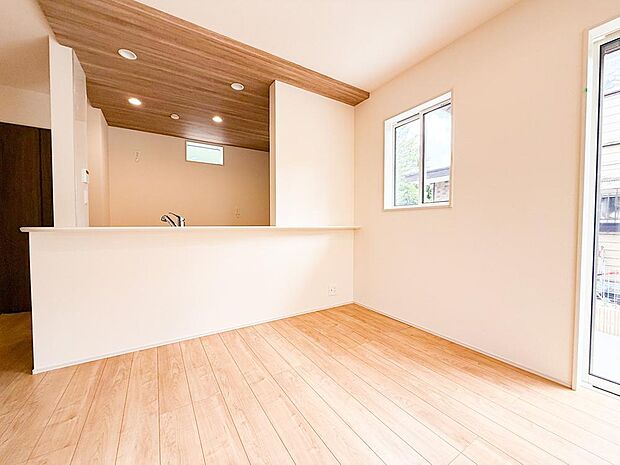 柔らかな陽光が部屋の奥まで届く、明るいリビング。日中は照明いらずで過ごせる、ポカポカと温かな空間。