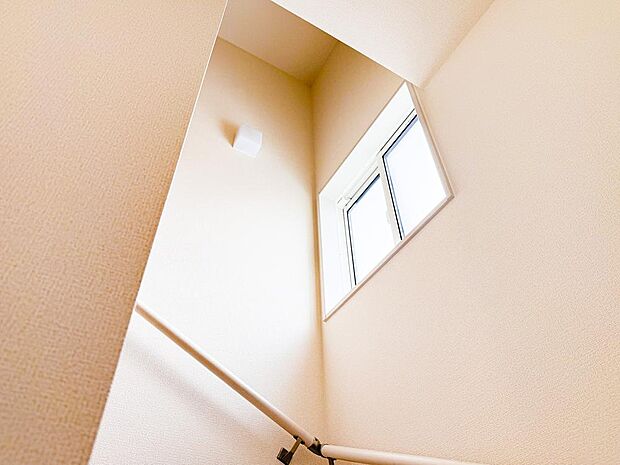 ナチュラルな床色が陽光を優しく反射。部屋全体がふんわりとした明るさに包まれる、癒やしの空間。