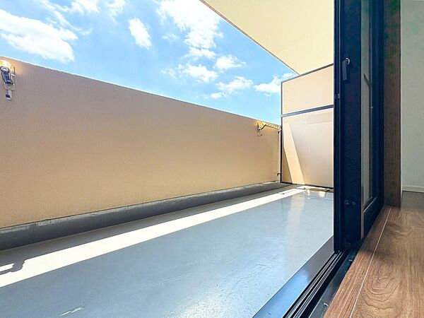 ゆとりある広さのバルコニーは、洗濯物がたっぷり干せるうれしい設備です。屋外の空気を感じながらくつろげるスペースとしても活用でき、生活の幅が広がります。