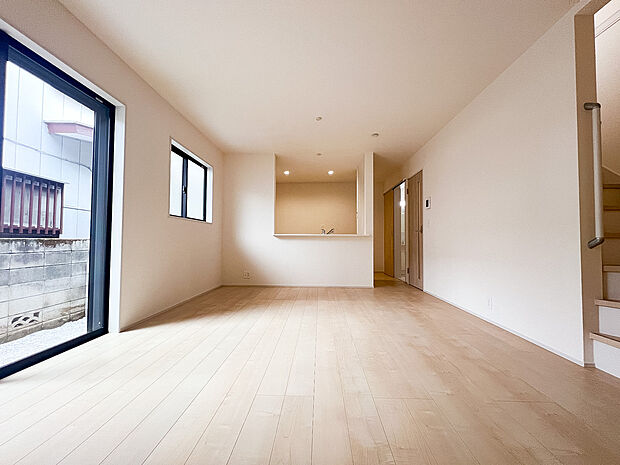 家族が自然と集まる広々としたリビング。大きな窓から陽の光が降り注ぎ、開放感と温もりが広がる空間です。ゆったりとくつろげる場所で、穏やかで心地よい時間を家族みんなで楽しめます。