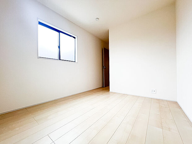 広々な子供部屋は、のびのびと過ごせる空間が魅力です。明るい日差しが差し込み、遊びや勉強に集中できる居心地の良い環境となります。お子さまの成長に合わせたレイアウト変更もしやすく、収納も充実しています。