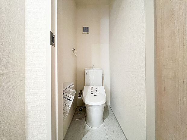 清潔感が漂う新築のトイレ。シンプルながらも機能的な設計がされており、使いやすさが魅力です。広めのスペースが心地よさを感じさせ、毎日の生活を快適にサポートしてくれます。