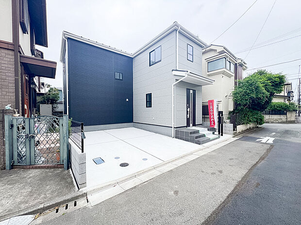 建売住宅ながらも、こだわりを感じるスタイリッシュな外観が魅力。シンプルながらも上質さを感じさせるデザインで、街並みにも調和しつつ、住まいの個性が光ります。訪れる人に好印象を与える佇まいです。