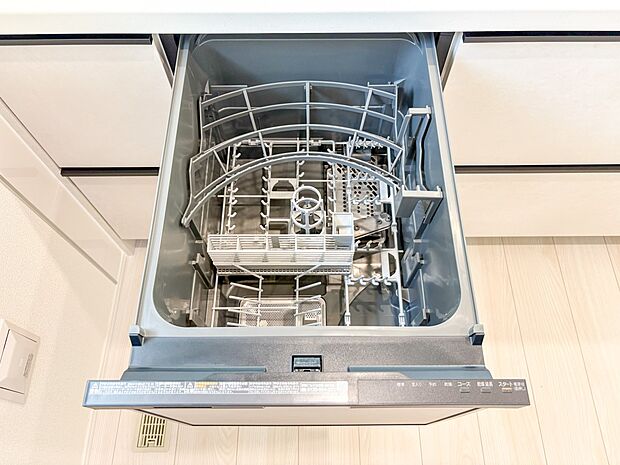 「ビルトインタイプ食器洗乾燥機」通常の手洗いでは使用出来ないほど高温のお湯や高圧水流を使うことにより汚れを効果的に落とすことができる。殺菌効果が非常に高く哺乳瓶などを使う家庭で需要が高く大変便利。