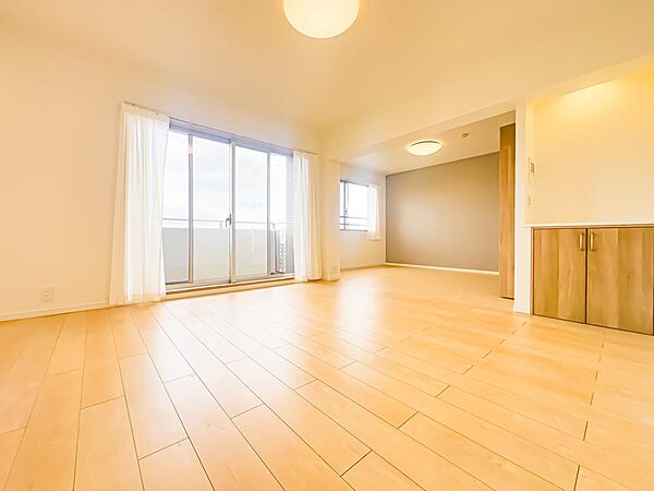 LDKは、マンションでは珍しい約21.9帖の大型リビングです。ご家族全員が集まっても十分な広さです。収納カウンターもご用意しております。2026/6/18撮影