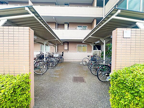 駐輪場スペースです。月額100円でご利用いただけます。ご利用の際は空き状況を確認いたします。現地（2026年5月）撮影