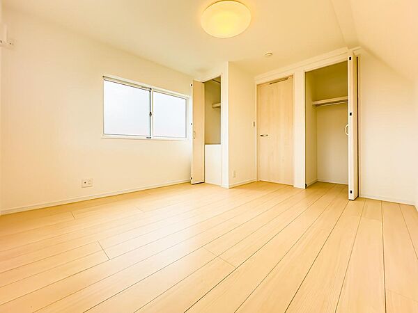 ホワイトベースの居室は、飽きが来ず家具やレイアウトが映えるお部屋です。3階の居室はどこかアトリエや隠れ家のような、魅力的な雰囲気です。2026/6/18撮影