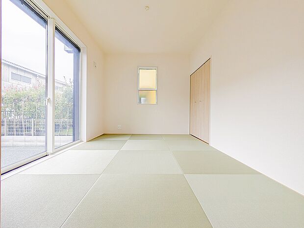 和の落ち着きと現代的なデザインが融合した和室。畳の温もりが心地よい落ち着く空間です。