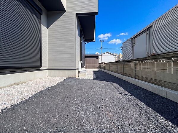 南向きの裏スペース。立水栓付きで多彩な用途に使えます。