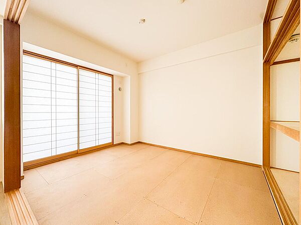 リビングに並ぶモダンな和室は家族空間の一部としてお使いいただいても良いですね。冬にはこたつで家族みんなでぬくぬくタイム。もちろん来客時のお部屋としても使えます。