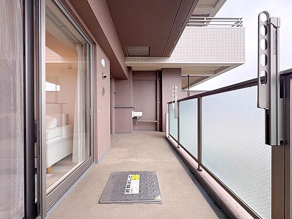 遮るものがないため、日当たり、風通りの良い開放的なバルコニーとなっています。お洗濯ものもすぐに乾きそうです。