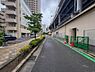 その他：都市の利便性と緑が調和する街並み。高架下の道は散歩にも最適で、お子様との毎日が快適に過ごせます。