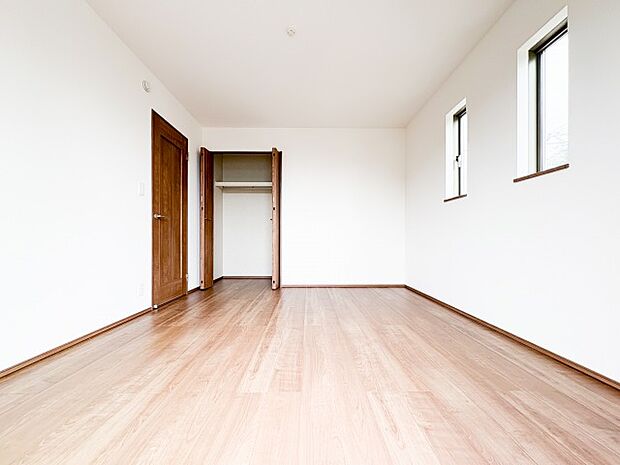 ゆとりある広さの居室は、家具の配置がしやすく使い勝手の良い空間です。採光も良好で、生活スタイルに合わせて自由にレイアウトできます。
