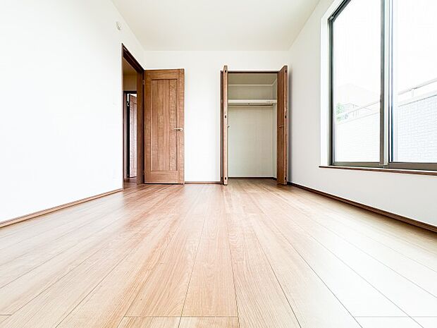 採光に優れ、ゆとりある広さが魅力の居室。窓から差し込む自然光が室内を明るく照らし、日常の生活空間として快適にお使いいただける環境が整っています。