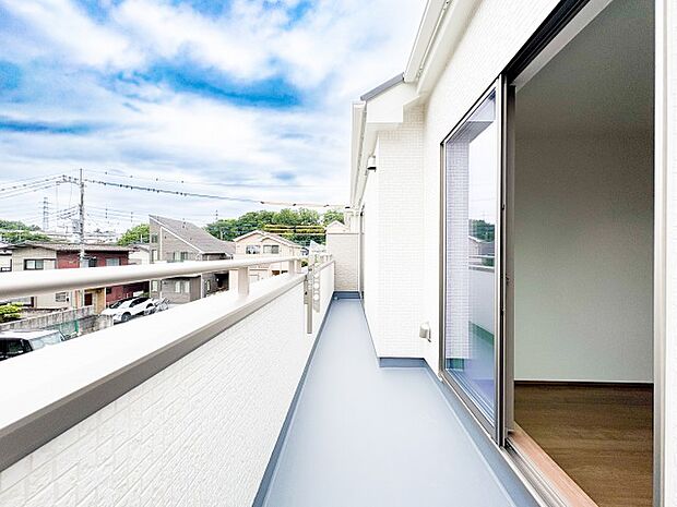 ゆとりある広さのバルコニーは、洗濯物がたっぷり干せるうれしい設備です。屋外の空気を感じながらくつろげるスペースとしても活用でき、生活の幅が広がります。