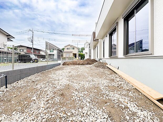 広々とした庭スペースは、お子様が遊ぶ場所や家庭菜園など多目的に活用できます。屋外での時間が豊かになる、戸建てならではの魅力的なスペースです。