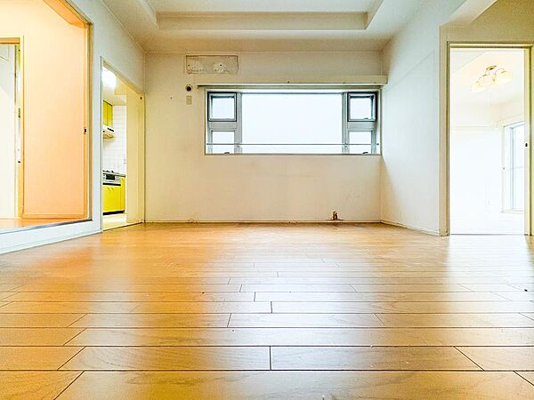 ※リフォーム前の写真になります。陽当り良好なポテンシャルの高い一室。これからプロの手でデザイン性と機能性を備えた空間へと一新されます。劇的な変化が今から楽しみな住まい。