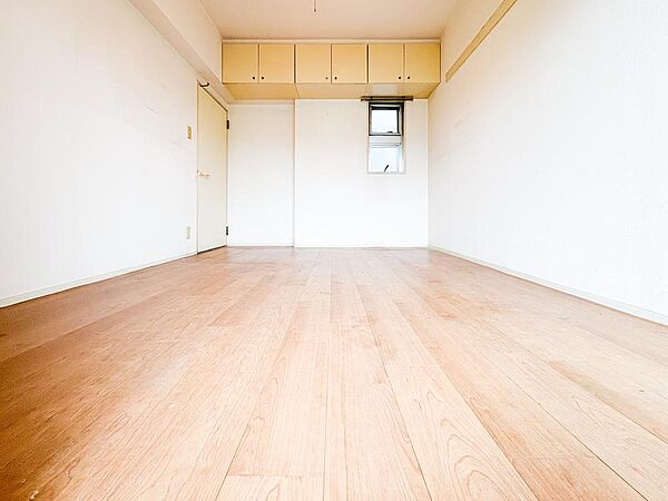 ※リフォーム前の写真になります。奥行きがあり使いやすい間取りの洋室。プロの手による丁寧なリフォームで、クロスや床が一新され、より心地よくリラックスできる空間へと生まれ変わるのが楽しみです。