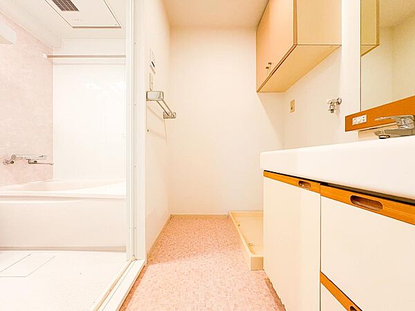 ※リフォーム前の写真になります。ゆったりとした使いやすい洗面空間。プロの技術によって、デザイン性と機能性を兼ね備えた最新水回りへと生まれ変わります。綺麗に整った新生活を今から楽しみに。