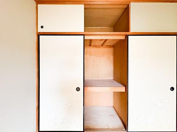 ※リフォーム前の写真になります。天袋付きで収納力の押入れスペース。プロのリフォームによって、より使いやすく清潔感あふれる収納空間へと生まれ変わります。綺麗に仕上がる完成後が楽しみですね。