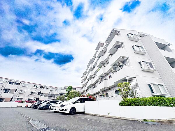 落ち着いた住宅環境に位置するマンション。周辺の街並みに馴染む外観が印象的で、穏やかで良質な住環境が日常生活にゆとりある深い安らぎをいつももたらします。