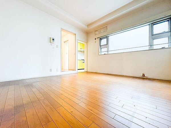 ※リフォーム前の写真になります。大きな窓から自然光が広がるお部屋。新築のように蘇る完成後が待ち遠しい一部屋です。