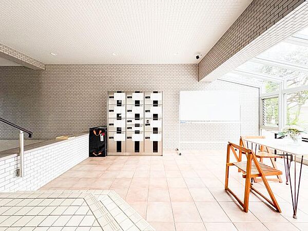 共用ラウンジのあるマンションは、居住者同士の交流やちょっとした作業場としても活用できる使い勝手の良い設備です。充実した共用施設が暮らしを豊かにします。