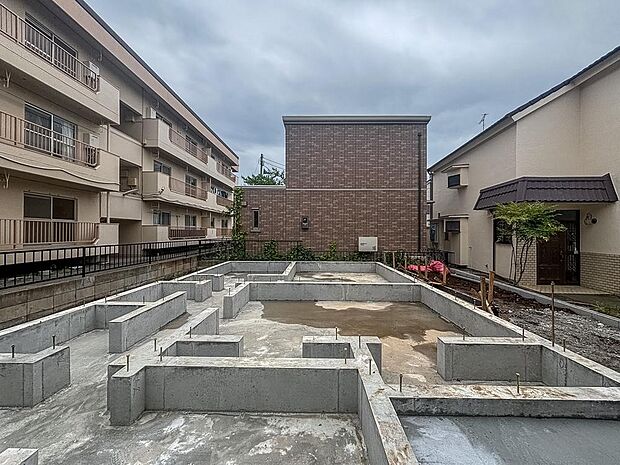 完成のときを、静かに待っている。その瞬間を思い描きながら、この街の空気に、心がふれていく。武蔵村山市に、新たな邸宅が誕生します。