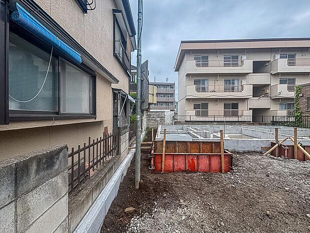 2026年11月完成予定。木造2階建「3LDK」のお住まい。多摩モノレール線「上北台」駅まで徒歩17分の立地です。