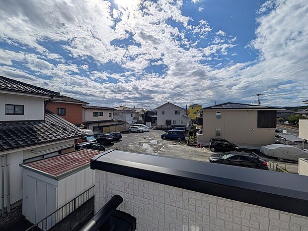 青空が広がる開放的な眺望。周囲は落ち着いた住宅街で、穏やかに心地よく暮らせる住環境です。