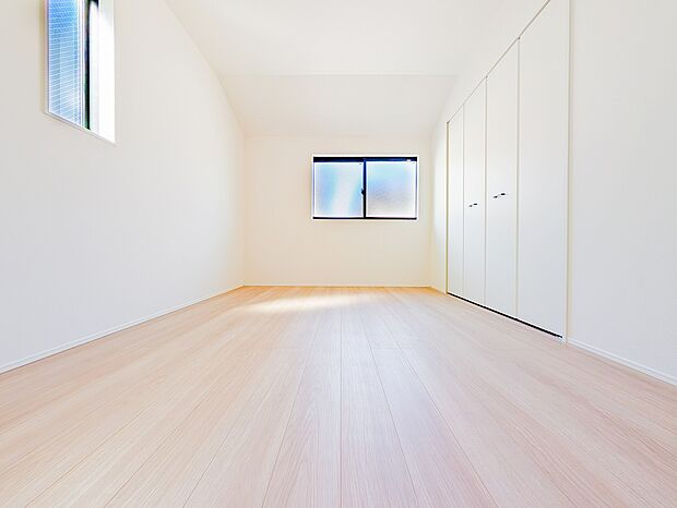 二面に窓が設けられており、明るい光と心地よい風が通り抜けるプライベート空間です。