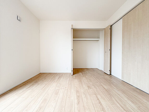 6.12帖のお部屋は、収納、日当たりや風通しが良いため、お子様部屋にいかがでしょうか。