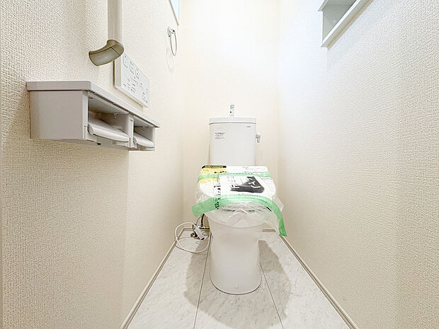 ウォシュレット付きのトイレは、白を基調としたデザインで統一されており、清潔感を感じさせます。