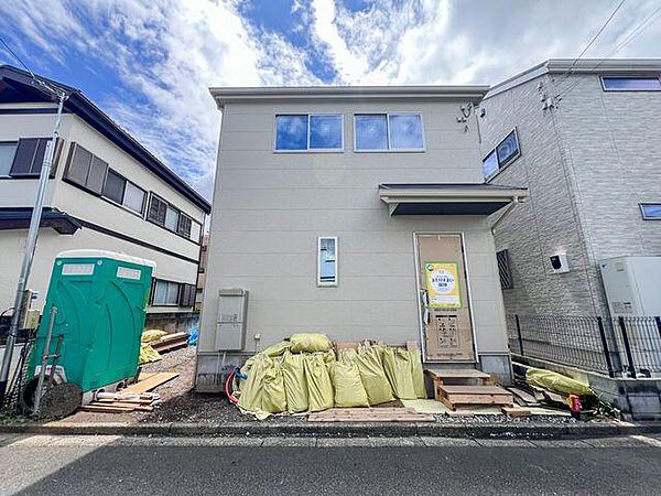 足場が外れ洗練された外観がお披露目。落ち着いた質感のシンプルモダンな佇まいです。