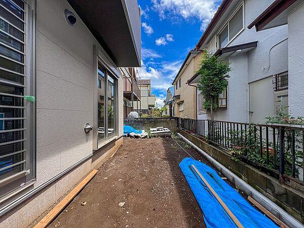 青空広がる陽当りの良いスペース。物置の設置やガーデニングにも活用できます。