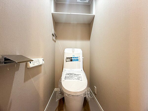 新品のウォシュレット付きトイレ。清潔感あふれる空間で、家族みんなが快適に安心して利用できます。