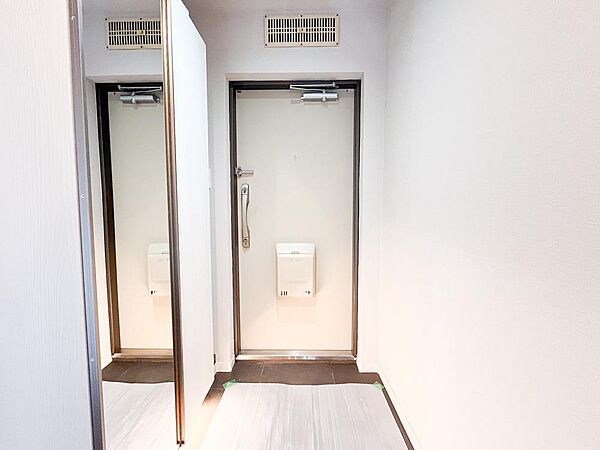 スッキリとしたシンプルイズベストな玄関スペース。