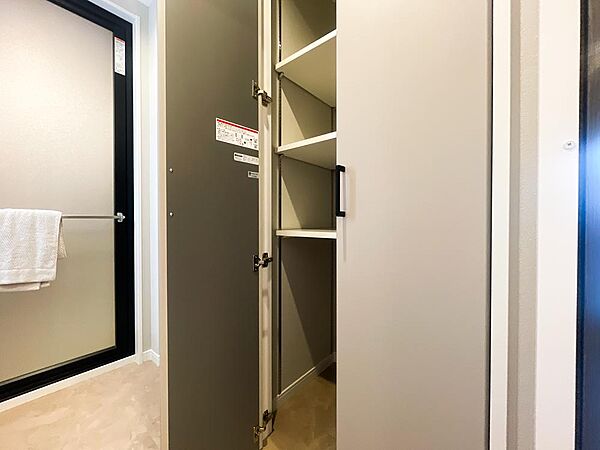 洗面室内に完備された、天井付近まで無駄なく使えるトール型の収納棚。棚板の高さを調節できる可動棚仕様のためかさばるバスタオルや洗剤のストック日用品までライフスタイルに合わせてすっきりと美しく収まります。
