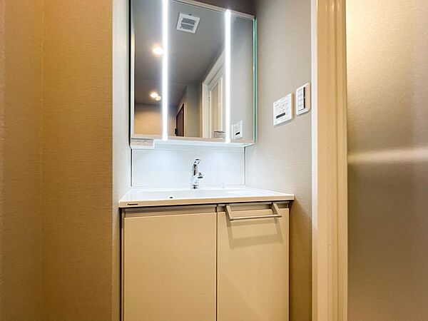 縦型LEDが顔全体を明るく照らす三面鏡洗面台。足元までスッキリ隠せる収納で清潔感をキープ。