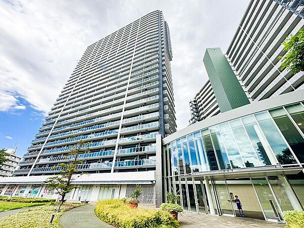 青空に映えるモダンな外観が印象的な大規模レジデンス。充実した共用施設と緑豊かな敷地が、家族の笑顔と快適な暮らしを育みます。