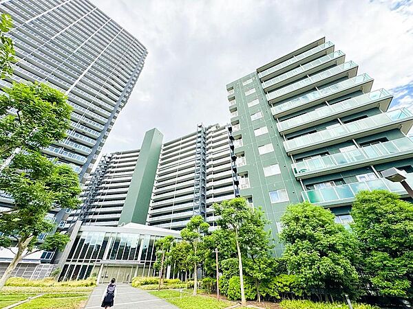 洗練されたデザインの建物群と、豊かな緑が織りなす美しい街並み。お子様とのびのびと過ごせる、開放的なファミリーライフが叶います。