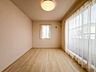 寝室：南向きバルコニーに面した約6.3帖の洋室。毎朝、心地よい太陽の光で目覚められます。